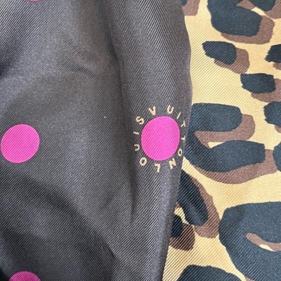 ♥️… LOUIS VUITTON Leopard Twist Infinity Scarf - Picture 5 of 5
